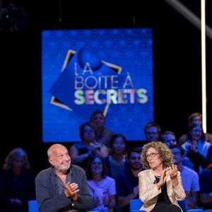 Exclusif - François Berléand et Mireille Dumas lors de l'enregistrement de l'émission "La Boîte à secrets", présentée par F.Bollaert et diffusée le 26 septembre 2025 sur France 3, dans les studios du Lendit à Saint-Denis, Seine Saint-Denis, France, le 8 septembre 2025. © Pierre Perusseau/Bestimage