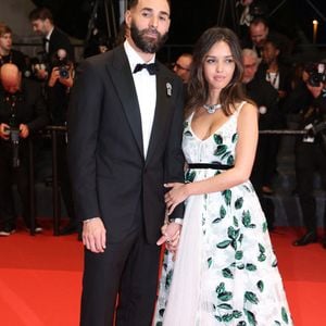 L'époux de Lyna Khoudri, en Arabie saoudite depuis 2023, a décidé de poursuivre sa carrière au poste d'avant-centre avec le club Al-Hilal FC jusqu’en juin 2027. Ce, malgré la guerre qui se déroule actuellement au Moyen-Orient

Karim Benzema et Lyna Khoudri assistent au tapis rouge de "13 Jours 13 Nuits" lors de la 78ème édition du Festival de Cannes au Palais des Festivals le 23 mai 2025 à Cannes, France. Photo by Jerome Domine/ABACAPRESS.COM