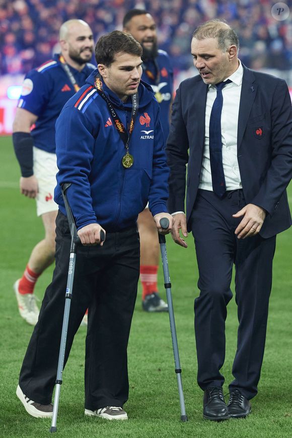 Le capitaine du XV de France a ajouté un emoji prière et un cœur blanc

Antoine Dupont avec ses béquilles - La France domine l'Ecosse (35-16) et remporte le Tournoi des 6 Nations au Stade de France à Saint-Denis, Seine Saint-Denis, France, le 15 mars 2025. © Cyril Moreau/Bestimage