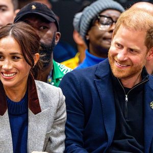 Le prince Harry, duc de Sussex et Meghan Markle, duchesse de Sussex, assistent à un match de basketball en fauteuil lors des "Invictus Games Vancouver Whistler 2025" à Vancouver, le 9 février 2025. Backgrid USA / Bestimage