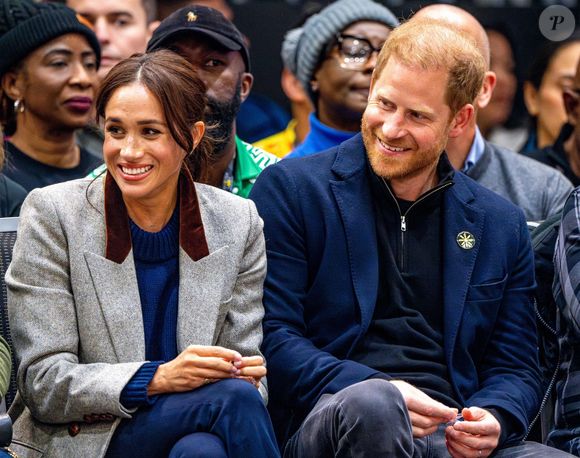 Le prince Harry, duc de Sussex et Meghan Markle, duchesse de Sussex, assistent à un match de basketball en fauteuil lors des "Invictus Games Vancouver Whistler 2025" à Vancouver, le 9 février 2025. Backgrid USA / Bestimage