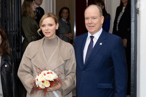 Le prince Albert II et la princesse Charlène de Monaco offrent des cadeaux aux personnes défavorisées au siège de la Croix-Rouge monégasque, le 14 novembre 2024, dans le cadre des célébrations de la Fête nationale monégasque. © Olivier Huitel/Pool Monaco/Bestimage