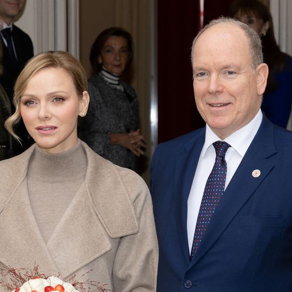 Le prince Albert II et la princesse Charlène de Monaco offrent des cadeaux aux personnes défavorisées au siège de la Croix-Rouge monégasque, le 14 novembre 2024, dans le cadre des célébrations de la Fête nationale monégasque. © Olivier Huitel/Pool Monaco/Bestimage
