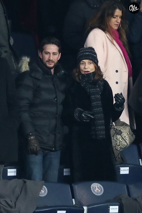 Isabelle Huppert et son fils Lorenzo Chammah dans les tribunes lors du match de Ligue 1 "PSG - OM (3-0)" au Parc des Princes à Paris, le 25 février 2018. ©Bestimage