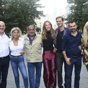 Caroline Margeridon est à Bruxelles avec les acheteurs (Stéphane Vanhandenhoven, Aurore Morisse, Bernard Dumeige, Alexandra Morel, Glorian Kabongo, François-Xavier Renou, François Cases Bardina, Gérald Watelet (animateur) et Jérôme Duvillard (commissaire-priseur)) de l'émission belge "Affaire conclue" pour une vente aux enchères d'objets donnés à "Viva for Life" en Belgique le 29 octobre 2022.