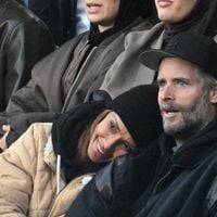 Sonia Rolland et son mari Guillaume roucoulent en plein match, Ramzy Bédia, sa compagne Marion et leurs fils ne sont pas loin