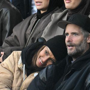 Mariée depuis peu à Guillaume Gabriel, Sonia Rolland s'est affichée avec lui dans les tribunes du match de football de la Ligue 1 Uber Eats.

Sonia Rolland et son mari Guillaume Gabriel en tribunes lors du match de football Ligue 1 Uber Eats opposant le Paris Saint-Germain (PSG) à l'OGC Nice (1-0) au Parc des Princes à Paris, France, le 1er novembre 2025. © Lionel Urman/Bestimage