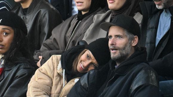 Sonia Rolland et son mari Guillaume roucoulent en plein match, Ramzy Bédia, sa compagne Marion et leurs fils ne sont pas loin