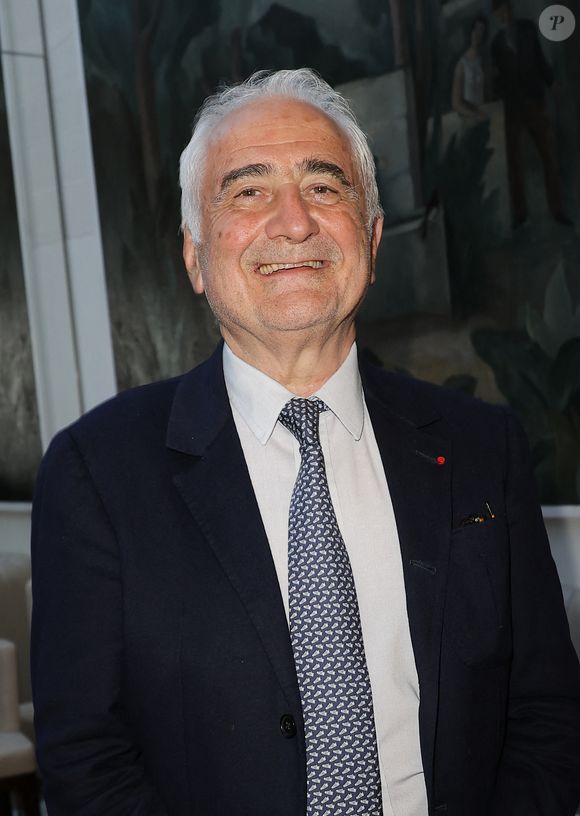 Exclusif - Guy Savoy - 13ème remise du Prix Littéraire des Hussards 2025 à l'orangerie de l'Hôtel Lutetia à Paris le 22 avril 2026. Un prix spécial a été remis à Philippe de Villiers pour l'ensemble de son œuvre. Le trophée remis au lauréat a été réalisé par le sculpteur Igor Ustinov. © Coadic Guirec/Bestimage