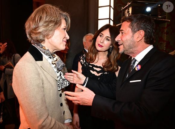 Anne Genetet, Elsa Zylberstein, Bernard Montiel au dîner annuel du CCAF (Conseil de coordination des associations arméniennes de France) à l'hôtel du collectionneur à Paris le 11 mars 2025
Comme chaque année, la onzième édition du désormais fameux dîner du CCAF a fait salle comble. 450 personnes se sont retrouvées dans les salons de l'hôtel du collectionneur, à Paris. Lors du cocktail, plusieurs personnalités politiques ont eu l'occasion de s'entretenir avec les invités.
Comme de coutume, un certain nombre de figures intellectuelles étaient également au dîner.
C'est Nelson Monfort qui a présenté la soirée en rappelant que la soirée est l'occasion de nous retrouver et de réaffirmer les liens profonds qui unissent la France et l'Arménie, liens tissés par l'histoire, la culture et des valeurs communes.
Cette soirée incarne à la fois un hommage solennel et un appel à l'action. Hommage envers celles et ceux qui oeuvrent sans relâche pour la cause arménienne; mais appel à la communauté internationale pour qu'elle s'engage résolument pour la justice et la paix.

© Christian Liewig / Bestimage