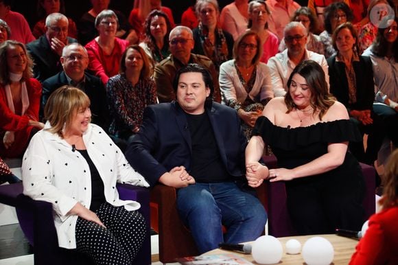 Michèle Bernier et ses enfants Enzo et Charlotte Gaccio lors du backstage de l'enregistrement de l'émission "Famille je vous aime" présentée par Michel Drucker, aux Studios rive gauche à Paris, France, le 14 avril 2025.

© Clovis-Gaffiot/Bestimage
