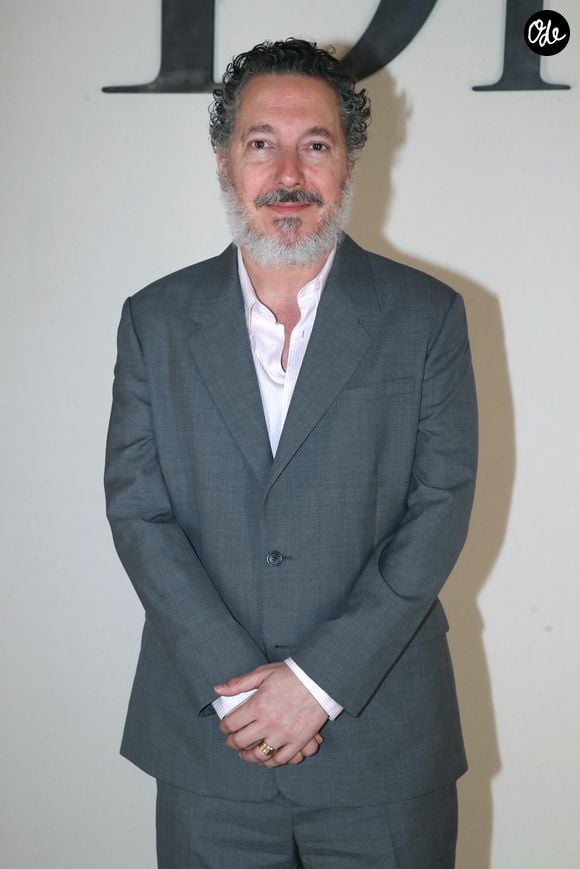 En raison des températures caniculaires frappant la capitale, la maison de couture a été contrainte d'avancer sa présentation à neuf heures du matin.

Guillaume Gallienne - Défilé de mode Dior Homme, Collection Printemps/Été 2027 - Photocall - dans le cadre de la Fashion Week de Paris, France, le 24 Juin 2026. 

© Bertrand Rindoff / Bestimage