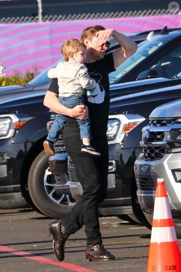 Exclusif - Elon Musk se rend à la finale du Super Bowl avec son fils à Glendale le 12 février 2023. Backgrid USA / Bestimage