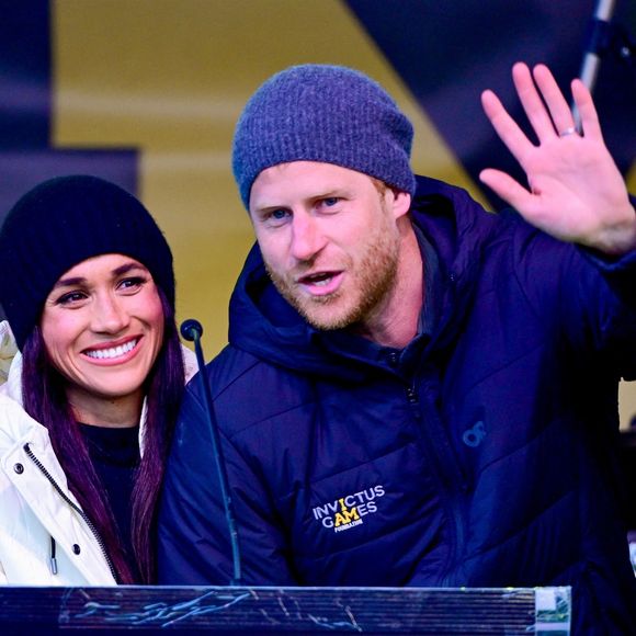 Pourtant, le prince Harry et Meghan Markle s'affichent tout sourire à chacune de leurs sorties.

Meghan Markle, duchesse de Sussex, assiste à la cérémonie d'accueil de Whistler pour les Jeux Invictus Vancouver Whistler 2025 au Canada. Elle prononce un discours émouvant saluant le dévouement du prince Harry envers les Jeux et leur famille. Le 10 février 2025 ©Backgrid USA / Bestimage