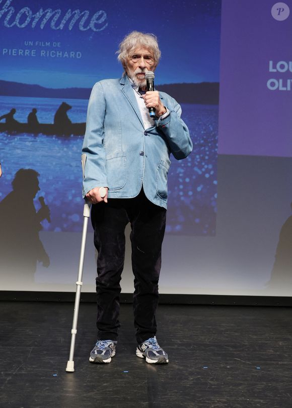 En septembre prochain au cinéma, le public pourra d'ailleurs découvrir sa réalisation intitulée "L’homme qui a vu l’ours qui a vu l’homme" dans lequel il joue également.

Exclusif - Pierre Richard sur scène lors de la présentation de son film "L'homme qui a vu l'ours qui a vu l'homme" au festival "Ciné Comédies" à Lens-Liévin, le 29 mai 2025. © Denis Guignebourg/Bestimage
