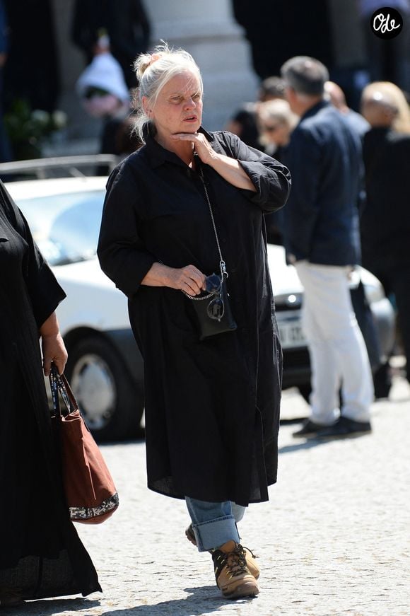Isabelle Nanty, semble aller beaucoup mieux depuis son grave accident en VTC sur l'autoroute A10, à la sortie des obsèques de la chanteuse Guesch Patti au Crématorium du Père-Lachaise à Paris, France, le 3 juillet 2026. Isabelle Nanty a accompagné son amie la chanteuse Guesch Patti jusqu'à son dernier souffle. © Bestimage