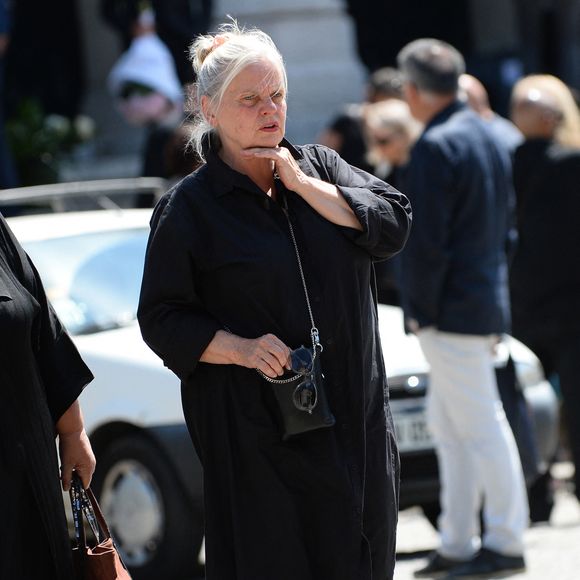 Isabelle Nanty, semble aller beaucoup mieux depuis son grave accident en VTC sur l'autoroute A10, à la sortie des obsèques de la chanteuse Guesch Patti au Crématorium du Père-Lachaise à Paris, France, le 3 juillet 2026. Isabelle Nanty a accompagné son amie la chanteuse Guesch Patti jusqu'à son dernier souffle. © Bestimage