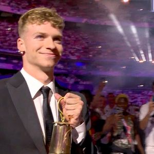 Léon Marchand pendant la cérémonie de clôture des Jeux Olympiques de Paris 2024 au Stade de France, à Saint-Denis banlieue de Paris, France, le 11 août 2024.

© Capture TV France 2 via Bestimage