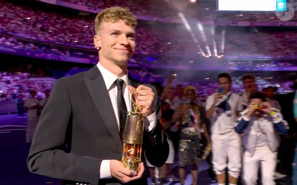 Léon Marchand pendant la cérémonie de clôture des Jeux Olympiques de Paris 2024 au Stade de France, à Saint-Denis banlieue de Paris, France, le 11 août 2024.

© Capture TV France 2 via Bestimage