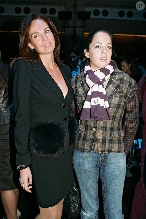 Rosalie Afflelou et sa fille Anouchka (de l'acteur français Alain Delon) assistent à la présentation de la collection prêt-à-porter printemps-été 2006 du créateur italien Valentino à Paris, France, le 9 octobre 2005. Photo par Nebinger-Orban-Zabulon/ABACAPRESS.COM.