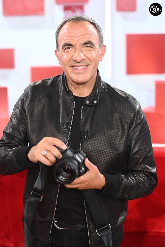 Exclusif - Nikos Aliagas lors de l'enregistrement de l'émission Vivement dimanche au studio Rive gauche, présentée par M.Drucker, diffusée sur France 3 le 21 juin 2026, à Paris, France, le 20 mai 2026. © Guillaume Gaffiot/Bestimage