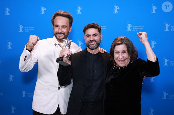 Gabriel Mascaro et Rodrigo Santoro lors de la clôture du Festival film de Berlin le 22 février 2025