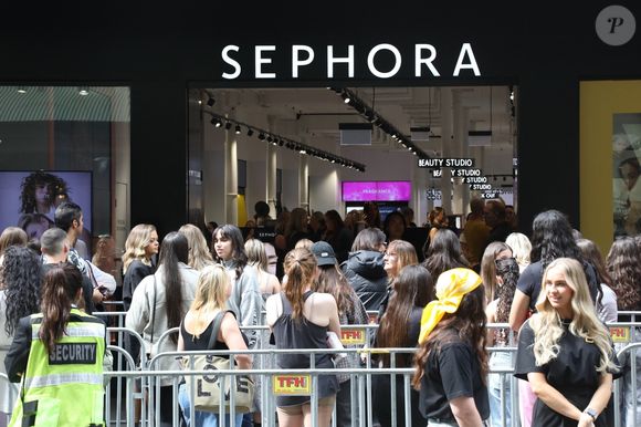 Tout comme Sephora.

Sydney, AUSTRALIE - Rita Ora et Anna Lahey célèbrent le lancement de TYPEBEA chez Sephora, Pitt Street Mall, Sydney, Australie. TYPEBEA est fondé par Rita Ora et l'entrepreneuse mondiale de la beauté Anna Lahey, et se vante d'un système de soins capillaires de croissance très performant.



Sur la photo : Rita Ora, Anna Lahey