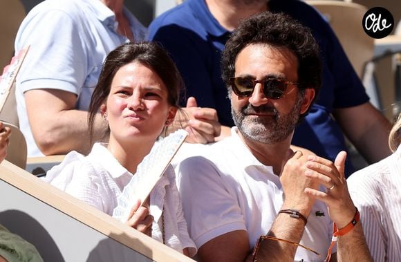 Mathieu Madénian et sa femme Olivia dans les tribunes lors des Internationaux de France de Tennis de Roland Garros 2026. Paris, le 26 mai 2026. © Jacovides / Moreau / Bestimage