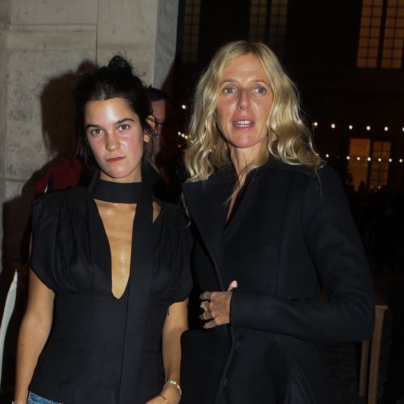 Sandrine Kiberlain est actuellement très fière de sa fille Suzanne, fruit de son mariage passé avec Vincent Lindon... Et il y'a de quoi !

Sandrine Kiberlain et sa fille Suzanne Lindon - Arrivée au défilé et l'aftershow Jacquemus lors de la Fashion Week Printemps/Ete de Paris au musée National Picasso à Paris, France © CVS-Veeren/Bestimage