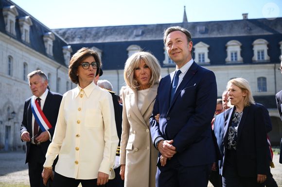 Rachida Dati, Brigitte Macron et le journaliste français Stéphane Bern lors d'une visite du manège de l'abbaye de Pontlevoy, à Pontlevoy, en France, le 19 septembre 2025, dans le cadre de la 42e édition des Journées européennes du patrimoine. © Eliot Blondet/Pool/Bestimage