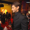 Pierre Niney au summum de l'élégance avec sa belle Natasha sur le tapis rouge des César... à un détail près (et ça vaut le coup d'oeil !)