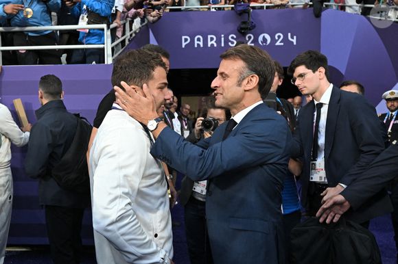 Antoine Dupont et le président français Emmanuel Macron célèbrent la victoire de la France lors du match de rugby à 7 entre la France et les Fidji aux Jeux Olympiques de Paris 2024 au Stade de France à Saint-Denis le 27 juillet 2024. Photo par Eliot Blondet/ABACAPRESS.COM