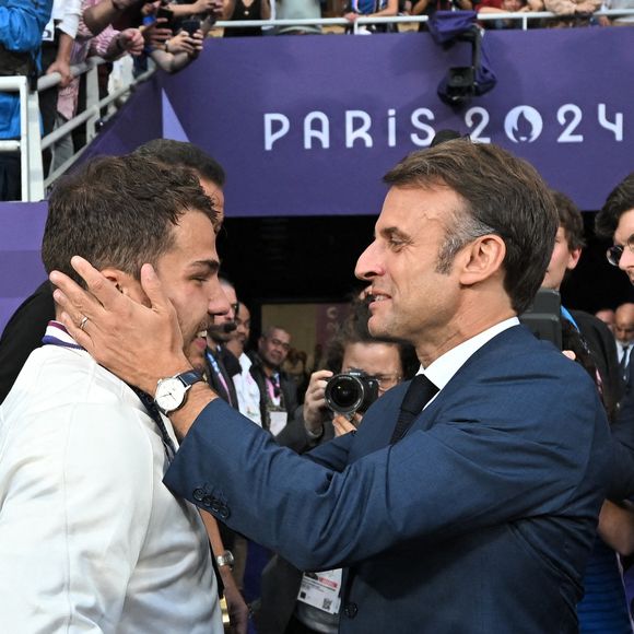 Antoine Dupont et le président français Emmanuel Macron célèbrent la victoire de la France lors du match de rugby à 7 entre la France et les Fidji aux Jeux Olympiques de Paris 2024 au Stade de France à Saint-Denis le 27 juillet 2024. Photo par Eliot Blondet/ABACAPRESS.COM
