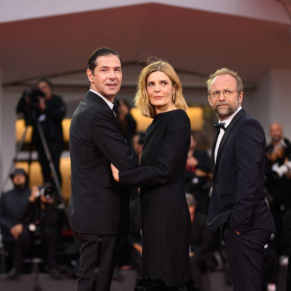 À Venise, ils sont apparus bras dessus bras dessous.

Melvil Poupaud, Chiara Mastroianni, Nicolas Pariser - Première du film "Un peu avant minuit" lors du 83ème Festival International du Film de Venise (Mostra) le 10 septembre 2026. © Pierre Perusseau / Bestimage