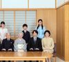 La famille impériale du Japon a des règles très strictes. 

 Le prince Naruhito, l'empereur Akihito, l'impératrice Michiko, le prince Akishino et la princesse Kiko, la princesse Mako, la princesse Aiko, le prince Hisahito et la princesse Kako. © Imperial Household Agency of Japan via Bestimage