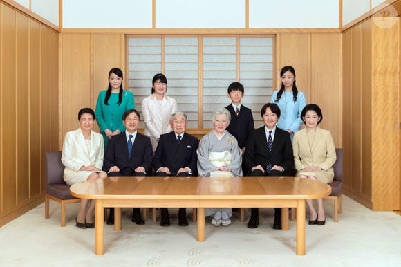 La famille impériale du Japon a des règles très strictes. 

 Le prince Naruhito, l'empereur Akihito, l'impératrice Michiko, le prince Akishino et la princesse Kiko, la princesse Mako, la princesse Aiko, le prince Hisahito et la princesse Kako. © Imperial Household Agency of Japan via Bestimage