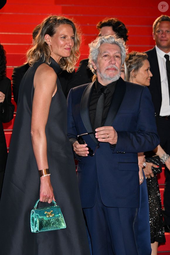Entre vie de village authentique et farniente à l’ombre des oliviers, le couple y cultive son jardin secret.

Tiara Comte et son mari Alain Chabat - Descente des marches du film " L'amour ouf " lors du 77ème Festival International du Film de Cannes, au Palais des Festivals à Cannes. Le 23 mai 2024
© Bruno Bebert / Bestimage