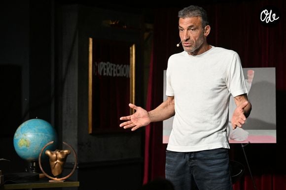 Exclusif - Christophe Pinna, l'ancien professeur de sport de la Star Academy et champion du monde de Karaté, était sur les planches, à Nice, au Carré d'Or, le 8 avril 2026, pour un seul en scène, où il a fait partager au public son parcours, sa maladie, ses doutes, ses peines et aujourd'hui ses espoirs...
© Bruno Bebert/Bestimage