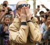Céline Dion acclamée par ses fans à son arrivée au palace Royal Monceau à Paris, le 28 août 2026. Ses fils N.Angelil et E.Angelil étaient aussi du voyage. Céline Dion prévoit de donner une série de 16 concerts en France, après plus de six années loin de la scène en raison la maladie neurologique rare dont elle souffre. Ses spectacles se tiendront à partir du 12 septembre 2026 à la Plenitude Arena à Nanterre (Hauts-de-Seine). Elle a prévu d'assurer trois concerts par semaine, les mercredis, vendredis et samedis, devant plus de 30.000 spectateurs par soir. Dix autres concerts sont également prévus en mai 2027. # Céline Dion was acclaimed by fans upon her arrival at the Royal Monceau luxury hotel in Paris on August 28, 2026. His sons, N.Angelil and E.Angelil, also made the trip. She plans to perform a series of 16 concerts in France, marking her return after more than six years away from the stage due to the rare neurological condition she suffers from. Her shows will begin on September 12, 2026, at the Plenitude Arena in Nanterre (Hauts-de-Seine). She is scheduled to perform three concerts a week—on Wednesdays, Fridays, and Saturdays—before an audience of over 30,000 people each night. Ten additional concerts are also planned for May 2027. | 00767476