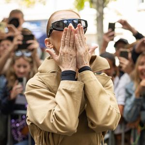 Céline Dion acclamée par ses fans à son arrivée au palace Royal Monceau à Paris, le 28 août 2026. Ses fils N.Angelil et E.Angelil étaient aussi du voyage. Céline Dion prévoit de donner une série de 16 concerts en France, après plus de six années loin de la scène en raison la maladie neurologique rare dont elle souffre. Ses spectacles se tiendront à partir du 12 septembre 2026 à la Plenitude Arena à Nanterre (Hauts-de-Seine). Elle a prévu d'assurer trois concerts par semaine, les mercredis, vendredis et samedis, devant plus de 30.000 spectateurs par soir. Dix autres concerts sont également prévus en mai 2027. # Céline Dion was acclaimed by fans upon her arrival at the Royal Monceau luxury hotel in Paris on August 28, 2026. His sons, N.Angelil and E.Angelil, also made the trip. She plans to perform a series of 16 concerts in France, marking her return after more than six years away from the stage due to the rare neurological condition she suffers from. Her shows will begin on September 12, 2026, at the Plenitude Arena in Nanterre (Hauts-de-Seine). She is scheduled to perform three concerts a week—on Wednesdays, Fridays, and Saturdays—before an audience of over 30,000 people each night. Ten additional concerts are also planned for May 2027. | 00767476