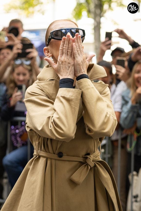 Céline Dion acclamée par ses fans à son arrivée au palace Royal Monceau à Paris, le 28 août 2026. Ses fils N.Angelil et E.Angelil étaient aussi du voyage. Céline Dion prévoit de donner une série de 16 concerts en France, après plus de six années loin de la scène en raison la maladie neurologique rare dont elle souffre. Ses spectacles se tiendront à partir du 12 septembre 2026 à la Plenitude Arena à Nanterre (Hauts-de-Seine). Elle a prévu d'assurer trois concerts par semaine, les mercredis, vendredis et samedis, devant plus de 30.000 spectateurs par soir. Dix autres concerts sont également prévus en mai 2027. # Céline Dion was acclaimed by fans upon her arrival at the Royal Monceau luxury hotel in Paris on August 28, 2026. His sons, N.Angelil and E.Angelil, also made the trip. She plans to perform a series of 16 concerts in France, marking her return after more than six years away from the stage due to the rare neurological condition she suffers from. Her shows will begin on September 12, 2026, at the Plenitude Arena in Nanterre (Hauts-de-Seine). She is scheduled to perform three concerts a week—on Wednesdays, Fridays, and Saturdays—before an audience of over 30,000 people each night. Ten additional concerts are also planned for May 2027. | 00767476