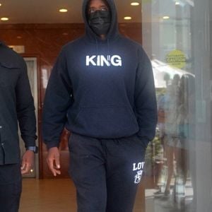 Le magnat du rap américain, âgé de 55 ans, est en effet empêtré depuis 2023 dans des accusations de violences sexuelles, qui lui ont valu de faire les gros titres de la presse américaine, depuis deux ans.

P. Diddy sort d'un bâtiment médical dans le quartier de Beverly Hills à Los Angeles, Californie, Etats-Unis, le 29 juin 2021. Backgrid USA / Bestimage