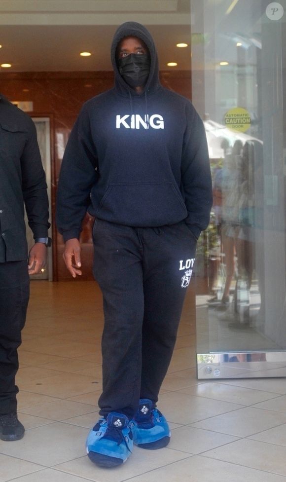 Le magnat du rap américain, âgé de 55 ans, est en effet empêtré depuis 2023 dans des accusations de violences sexuelles, qui lui ont valu de faire les gros titres de la presse américaine, depuis deux ans.

P. Diddy sort d'un bâtiment médical dans le quartier de Beverly Hills à Los Angeles, Californie, Etats-Unis, le 29 juin 2021. Backgrid USA / Bestimage
