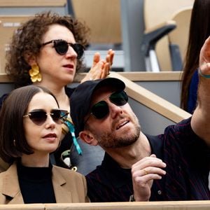 Lily Collins, Charlie McDowell en tribune pour la finale masculine lors des Internationaux de France 2025 à Roland Garros le 08 juin 2025 à Paris, France. ©Nasser Berzane/ABACAPRESS.COM