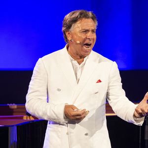 Situé dans un hôtel particulier de l'un des quartiers les plus huppés de la capitale britannique, l'appartement avait été dévoilé dans le documentaire "Roberto Alagna : de la banlieue à l'opéra".

Roberto Alagna lors du spectacle "Air d'opéra et mélodies italiennes" à l'occasion des Nuits Classiques du festival de Ramatuelle, le 31 juillet 2024. © Cyril Bruneau / Festival de Ramatuelle / Bestimage
