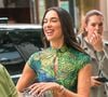 Le pop-up store se situe dans la boutique de son partenaire, au 84 Galerie de Beaujolais, du 27 mai au 7 juin 2026.

Dua Lipa a fait une apparition toute en jambes lors de son arrivée au lancement d'un pop-up à Selfridges à Londres. La chanteuse portait une robe papillon verte et bleue de Kim Shui avec une découpe sur le devant et une fente haute, associée à des bottes en autruche vertes Christian Dior FW00. Elle a complété son look avec un sac fourre-tout Kurt Geiger London en cristal macramé argenté.

© Backgrid UK/ Bestimage