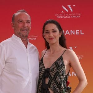 Kristen Stewart, Monica Bellucci, Xavier Dolan et Raphaël Quenard participent également à cette édition du festival.

Jérôme Pulis-Etchevers Président du Festival et Marion Cotillard au Théâtre de la Gare du Midi lors de la Cérémonie d'ouverture du Festival international du film de Biarritz - Nouvelles Vagues 2026, le 23 juin 2026.  © Jean-Marc Lhomer / Bestimage
