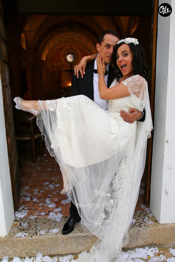 Le couple s'est marié il y a 10 ans jour pour jour.

Mariage religieux à l'église de Villanova d'Alizée et Grégoire Lyonnet - Villanova, le 18 juin 2016
© Olivier Huitel - Olivier Sanchez / Bestimage - Crystal