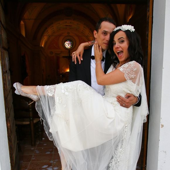 Le couple s'est marié il y a 10 ans jour pour jour.

Mariage religieux à l'église de Villanova d'Alizée et Grégoire Lyonnet - Villanova, le 18 juin 2016
© Olivier Huitel - Olivier Sanchez / Bestimage - Crystal