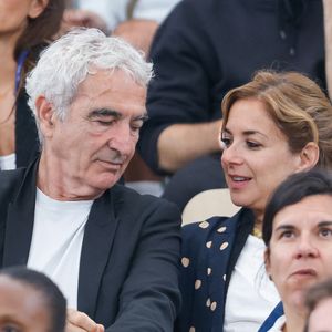 Raymond Domenech et sa compagne en tribunes lors des Internationaux de France de Tennis de Roland Garros 2025, à Paris, France, le 6 juin 2025. © Jacovides-Moreau/Bestimage